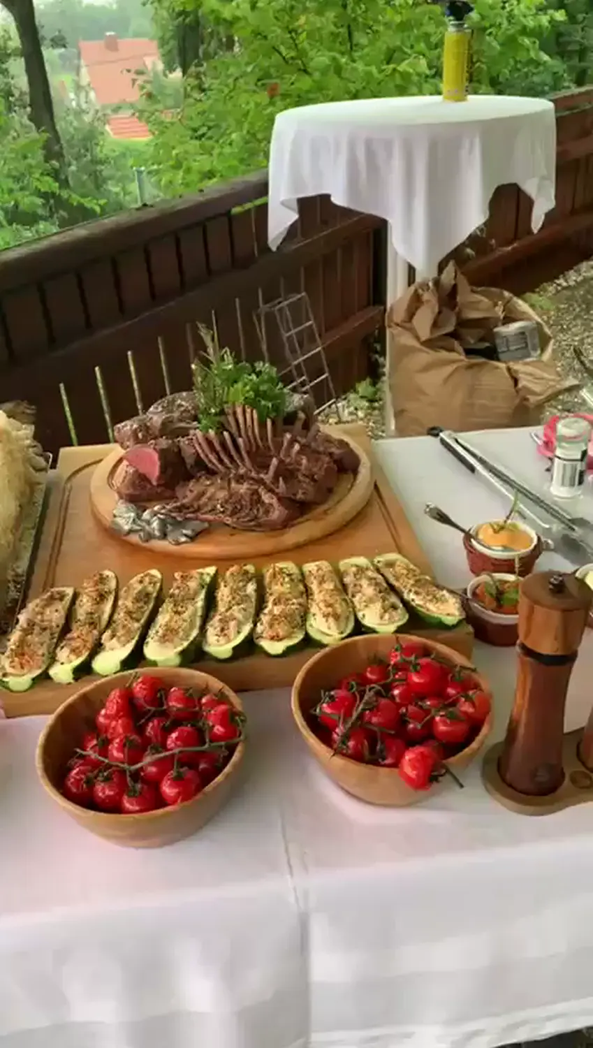 frische Lebensmittelzutaten Tomaten und frisches Brot mit Saucen von GenussGeflüster